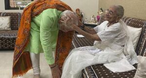 Prime Minister Narendra Modi with his mother Heeraben Modi